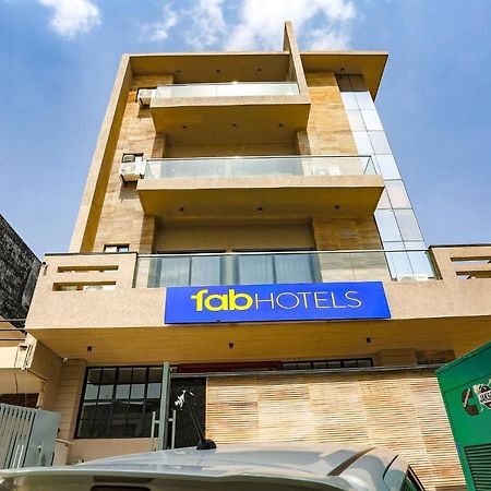 Fabhotel Clarks Suites Noida Ngoại thất bức ảnh