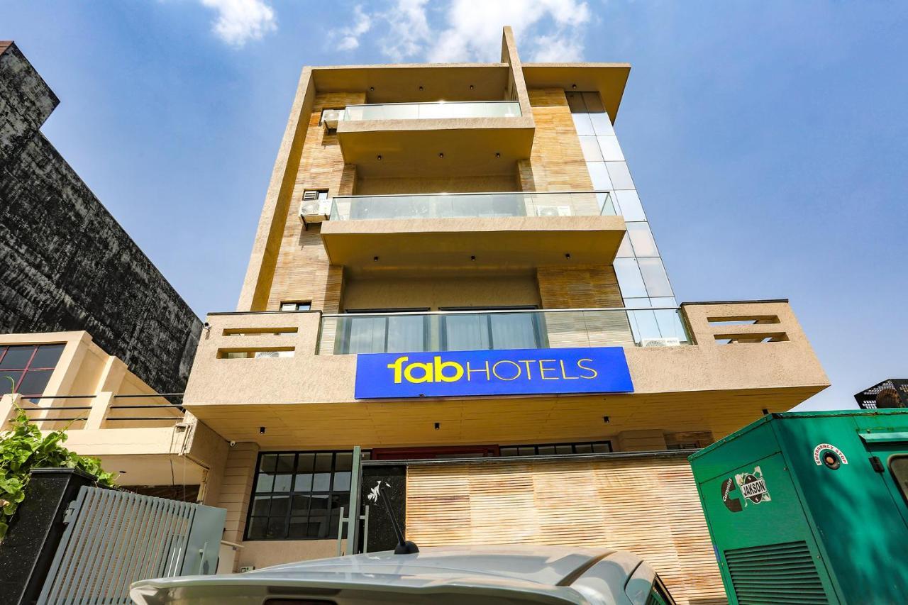 Fabhotel Clarks Suites Noida Ngoại thất bức ảnh